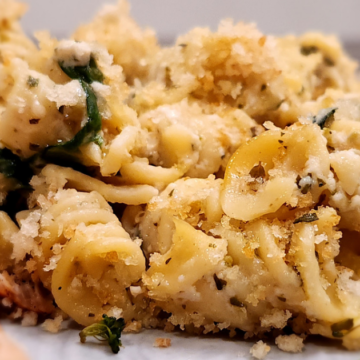 Made with made with sour cream and two kinds of cheese to make it extra creamy and delicious! It's loaded with thick penne pasta, pesto and chicken, and covered with a crunchy bread crumb topping.