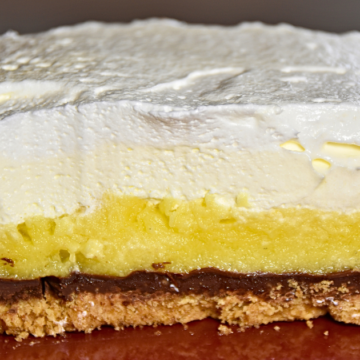 Easy pudding bar with cookie crust have a crunchy vanilla sandwich cookie crust, layers of dark chocolate, and vanilla pudding, and topped with fluffy cool whip. It’s a light, refreshing dessert that’s love at first bite. Perfect for summer!