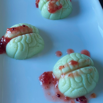 With or without jelly "blood" these jello zombie brains are super spooky and ready for your next Halloween party.