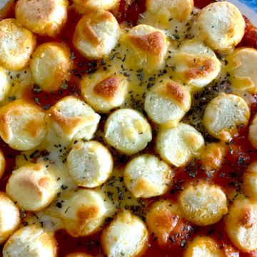 This gluten free pizza pie uses Brazilian cheese bread.