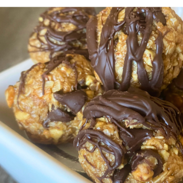 Made with rolled oats, peanut butter, crunchy cashews, and a light chocolate drizzle, they're the perfect blend of healthy ingredients that still feels like a sweet treat.
