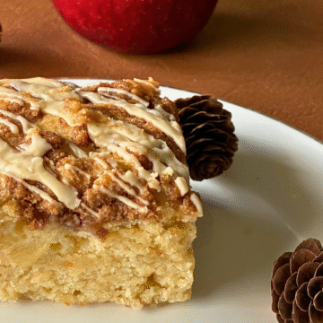 Soft, buttery, and filled with warm spiced apples, and topped with a brown sugar streusel and a drizzle of maple glaze. They taste like a cozy fall dessert bar crossed with an apple pie.