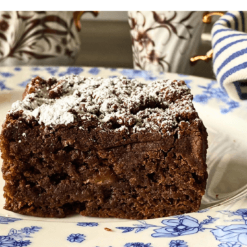 Iresistibly moist and tender, with a fudgy chocolate flavor, subtle banana sweetness, and rich, buttery crumble topping.