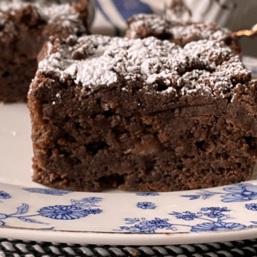 Iresistibly moist and tender, with a fudgy chocolate flavor, subtle banana sweetness, and rich, buttery crumble topping.