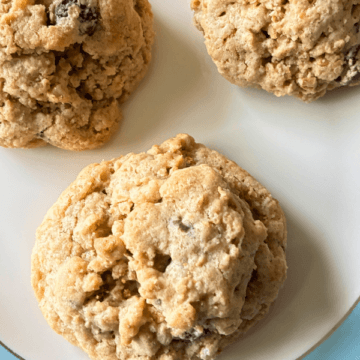 There’s something about oatmeal chocolate chip cookies that just feels like home—but getting that same texture gluten-free can be tricky. These solve that. They’re soft in the center, slightly crisp on the edges, and loaded with oats, cinnamon, and melty chocolate.
