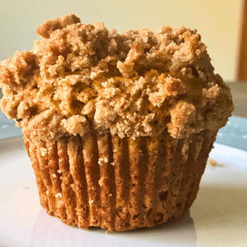 Soft, moist and warmly spiced without being overly sweet. A buttery cinnamon crumb topping gives them that bakery-style finish without turning breakfast into a cupcake.