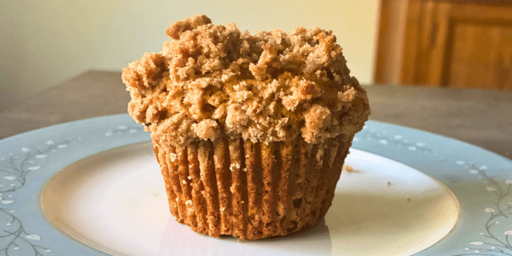 Soft, moist and warmly spiced without being overly sweet. A buttery cinnamon crumb topping gives them that bakery-style finish without turning breakfast into a cupcake.