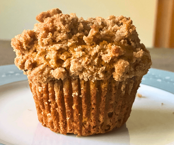 Soft, moist and warmly spiced without being overly sweet. A buttery cinnamon crumb topping gives them that bakery-style finish without turning breakfast into a cupcake.